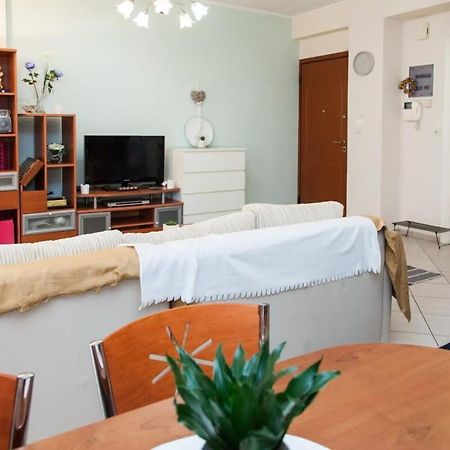 Lovely Apt In Peristeri Atenas Exterior foto