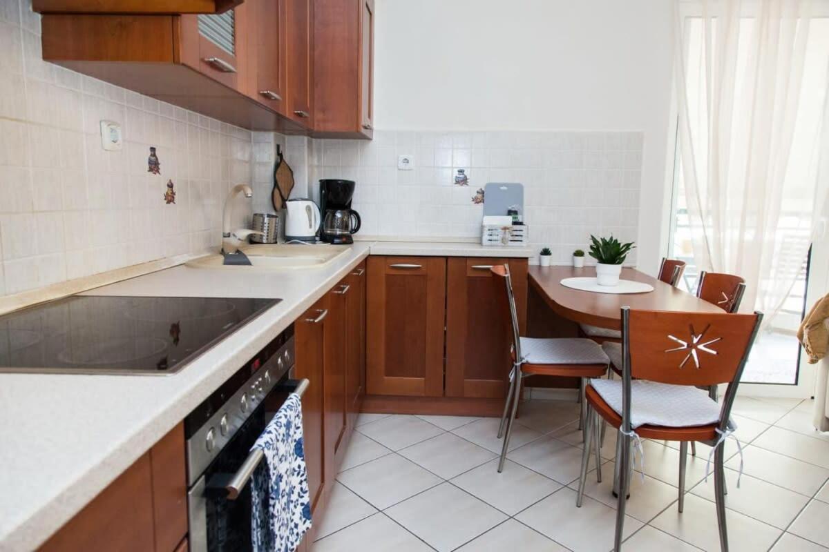 Lovely Apt In Peristeri Atenas Exterior foto
