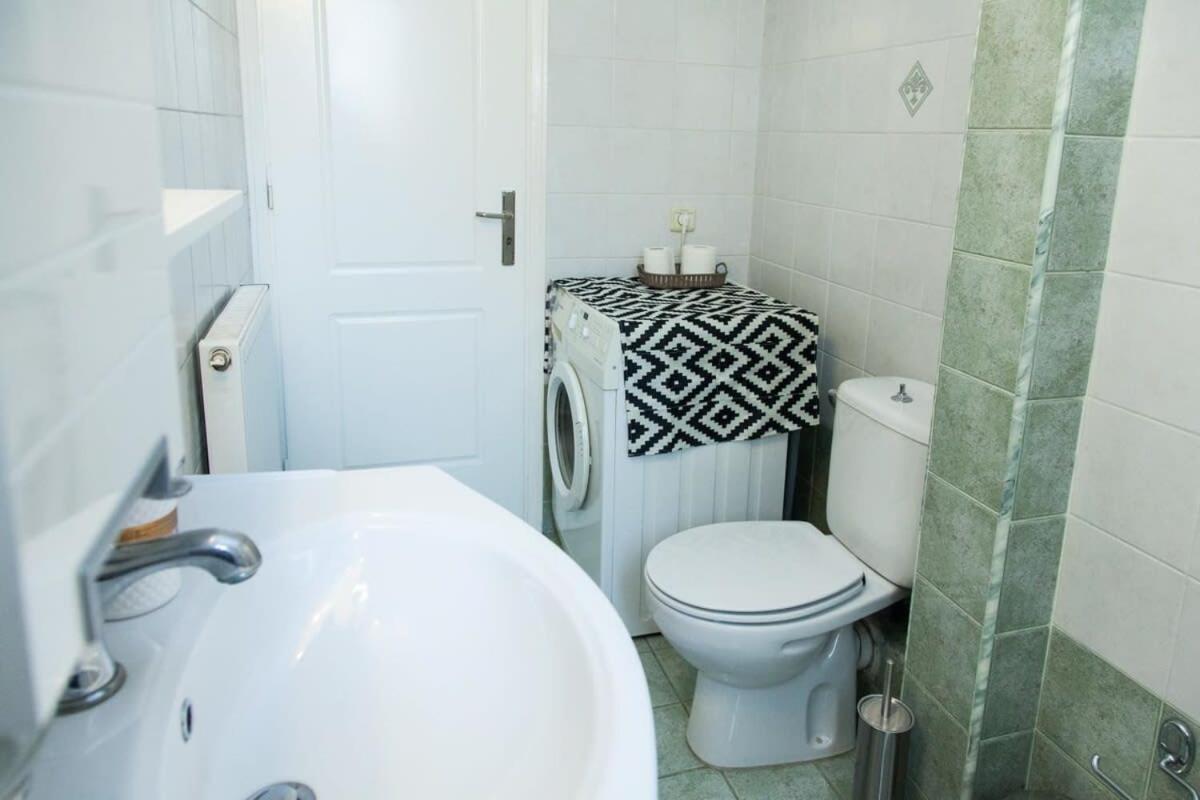 Lovely Apt In Peristeri Atenas Exterior foto