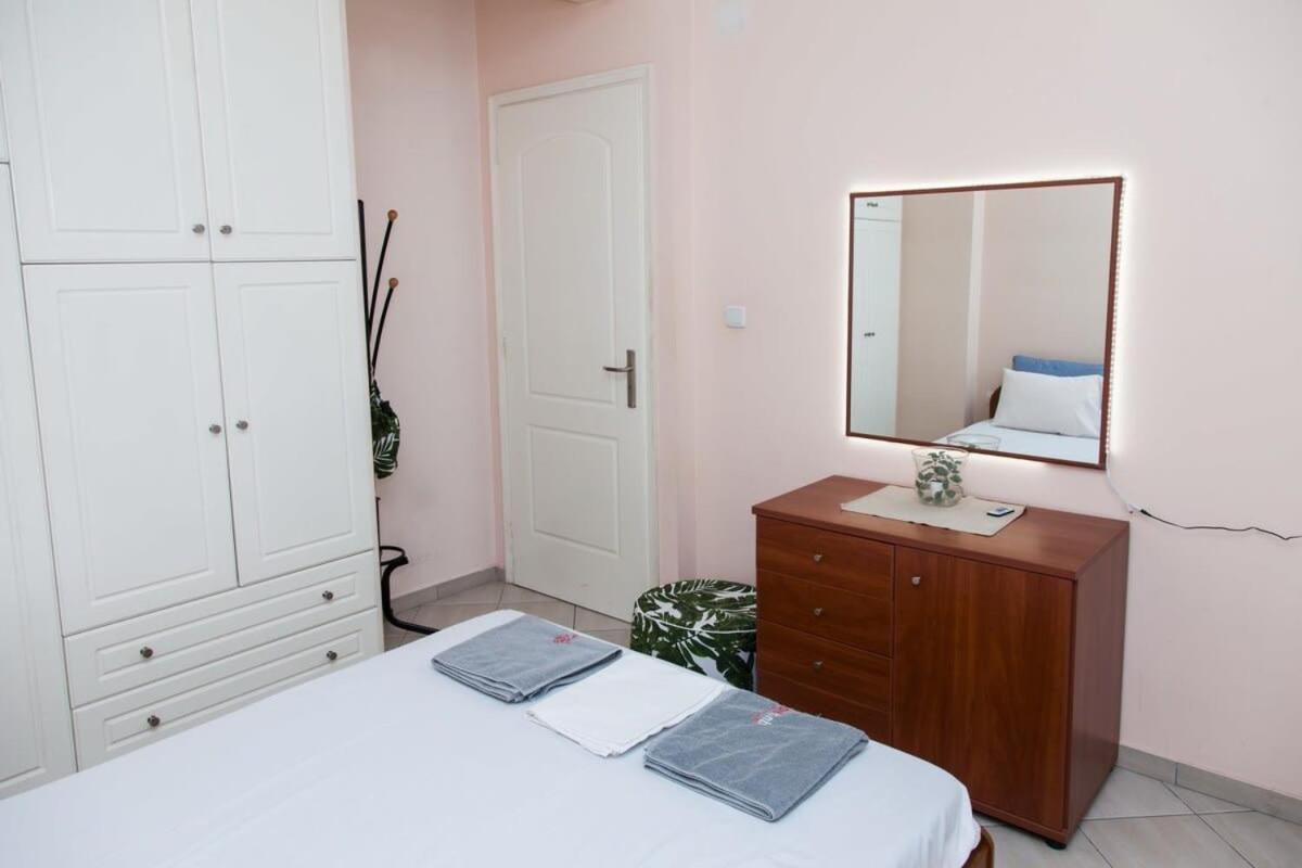 Lovely Apt In Peristeri Atenas Exterior foto