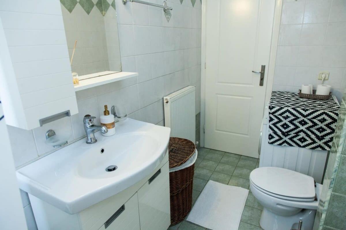 Lovely Apt In Peristeri Atenas Exterior foto