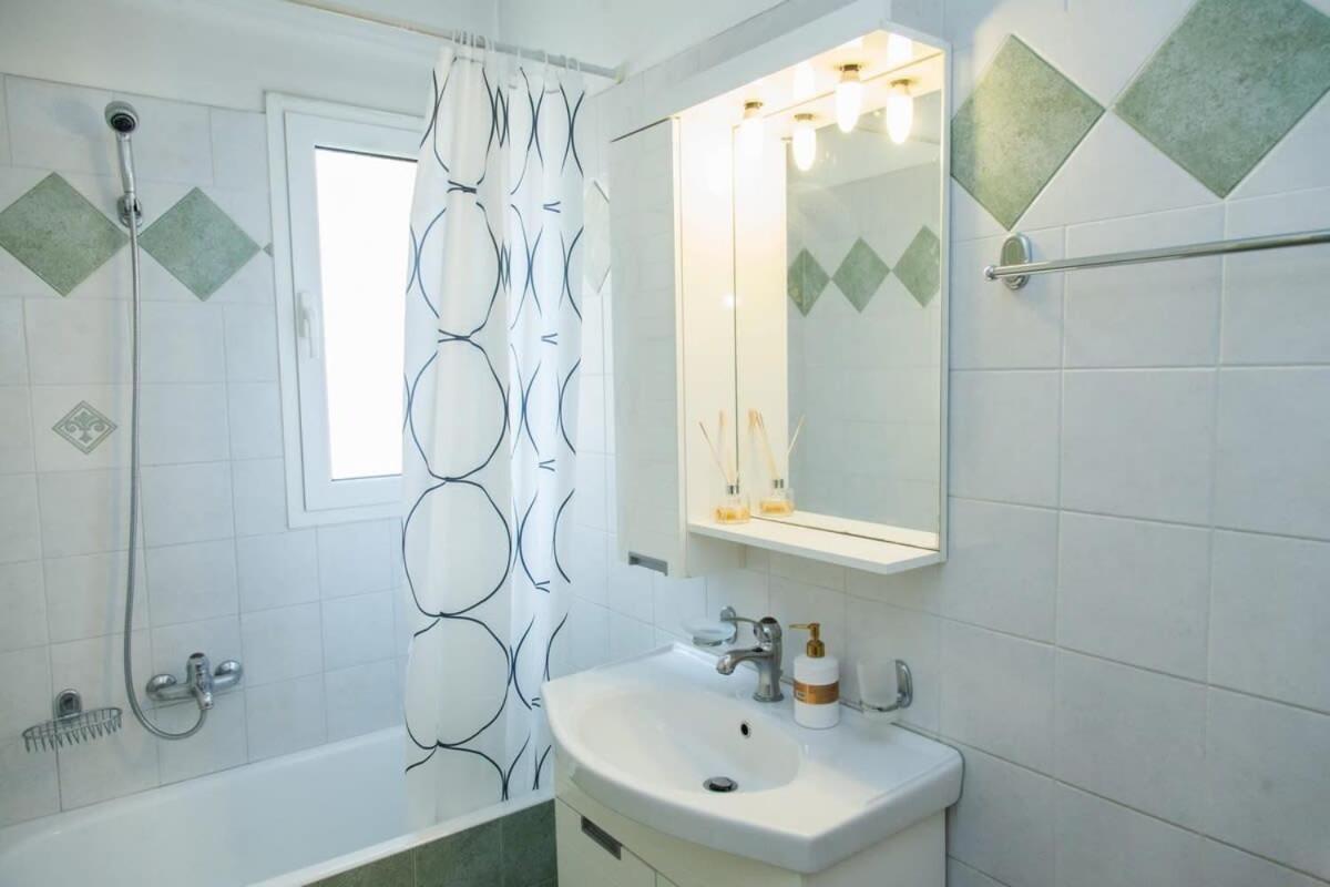 Lovely Apt In Peristeri Atenas Exterior foto