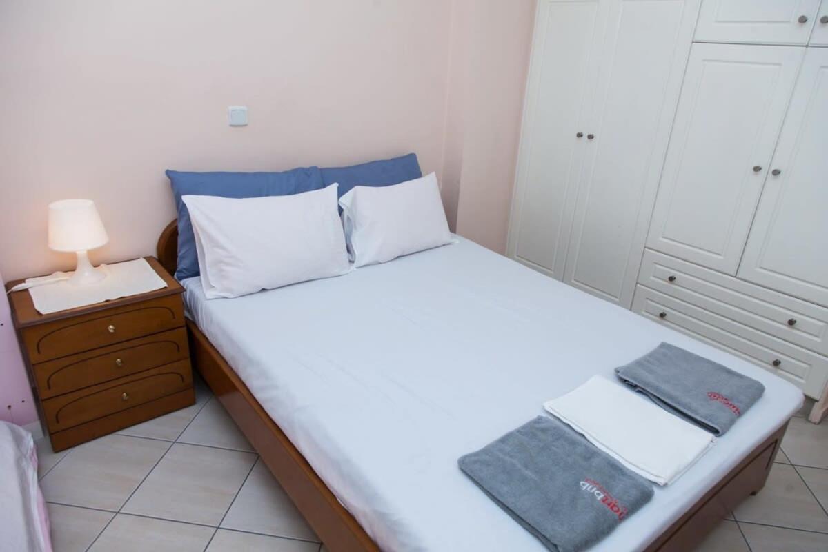 Lovely Apt In Peristeri Atenas Exterior foto